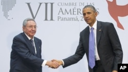 Presiden AS Barack Obama dan Presiden Kuba Raul Castro bertemu di sela-sela KTT Amerika di Panama City, 11 April 2015. 