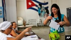 Cử tri Cuba đi bỏ phiếu tại Havana, ngày 19/4/2015.