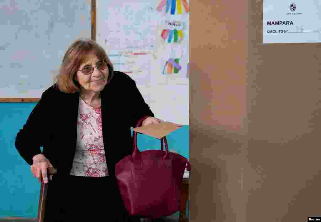 Una mujer observa en un centro de votación durante las elecciones generales, en Canelones, Uruguay, el 27 de octubre de 2024. REUTERS/Mariana Greif