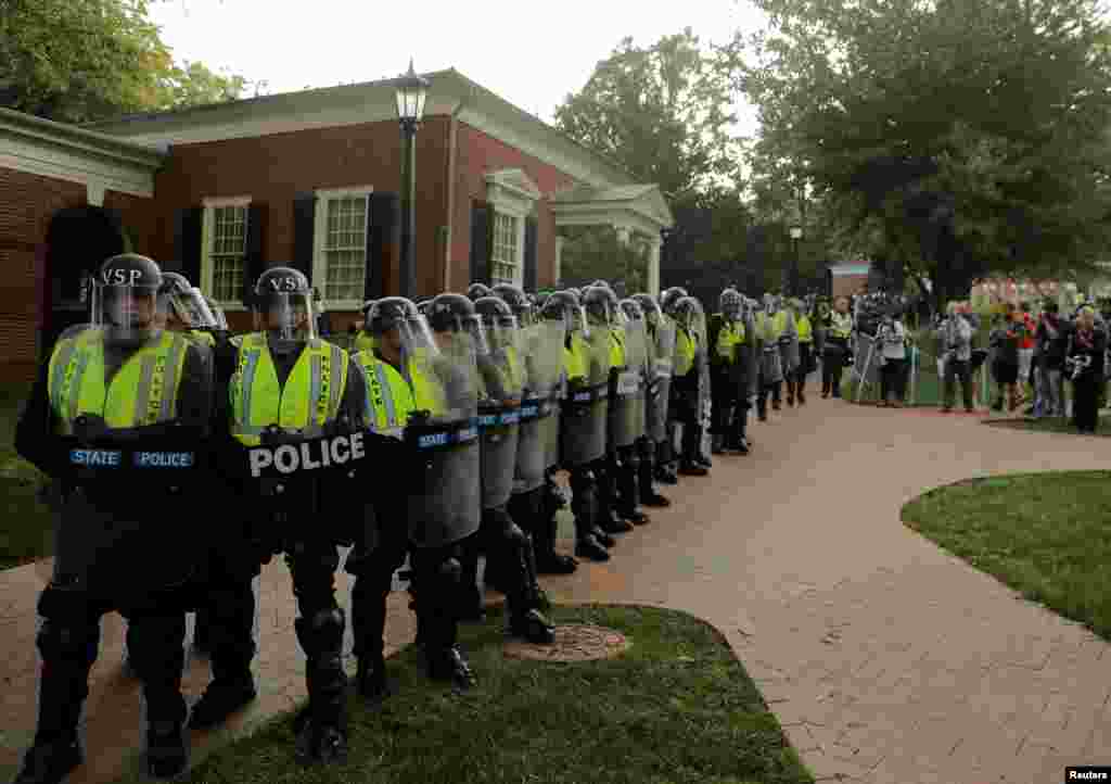 ہفتے کو احتجاج کے موقع پر شہر کے وسطی علاقے میں سکیورٹی انتہائی سخت تھی جس پر بعض مظاہرین نے اعتراض بھی کیا۔