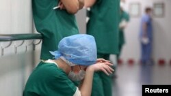 Personal de salud en hospitales de Estados Unidos atienden en emergencias a niños con complicaciones por COVID-19 con la variante ómicron. [Foto de archivo]