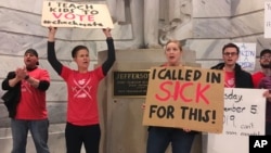 Des enseignants manifestent devant le bureau de Matt Bevin, le gouverneur de l'Etat, à Frankfort dans le Kentucky, le 30 mars 2018. 