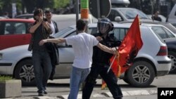 Više od 20 osoba povredjeno je ispred zgrade Vlade u Pristini tokom protesta zbog posete šefa pregovarackog tima Beograda Borislava Stefanovića glavnom gradu Kosova.