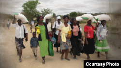 Des residents profitent du programme de la distribution du mais au Zimbabwe. (Credit: Programme Alimentaire Mondial)