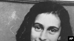 Photo non datée d'Anne Frank, une adolescente juive forcée à se cacher à Amsterdam pendant l'Holocauste et tuée dans un camp de concentration. (Photo AP / Centre Anne Frank)