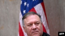 El secretario de Estado de Estados Unidos, Mike Pompeo, escucha durante el tercer Diálogo Estratégico anual entre Estados Unidos y Qatar en el Departamento de Estado en Washington. Septiembre 15, 2020.