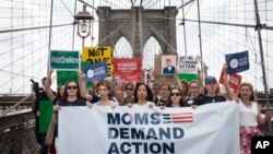 지난 6월 총기 규제 강화를 요구하는 미국 여성 단체 회원들이 뉴욕주 브루클린 다리를 건너고 있다.