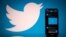 Esta foto de archivo tomada el 26 de octubre de 2020, muestra el logotipo de la red social estadounidense Twitter en la pantalla de un teléfono inteligente y una tableta en Toulouse, sur de Francia.