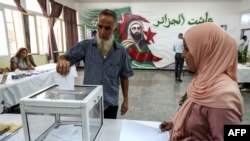 Un Algérien vote dans un bureau de vote lors de l'élection présidentielle, à Alger, le 7 septembre 2024.