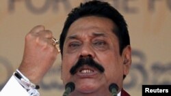 Cựu Tổng thống Sri Lanka Mahinda Rajapaksa phát biểu tại Colombo, ngày 28 tháng 7, 2015. Cuộc tranh đấu của ông Rajapaksa để trở lại chính trường phát xuất từ nhu cầu bảo vệ ông và gia đình khỏi bị truy tố về tham nhũng.