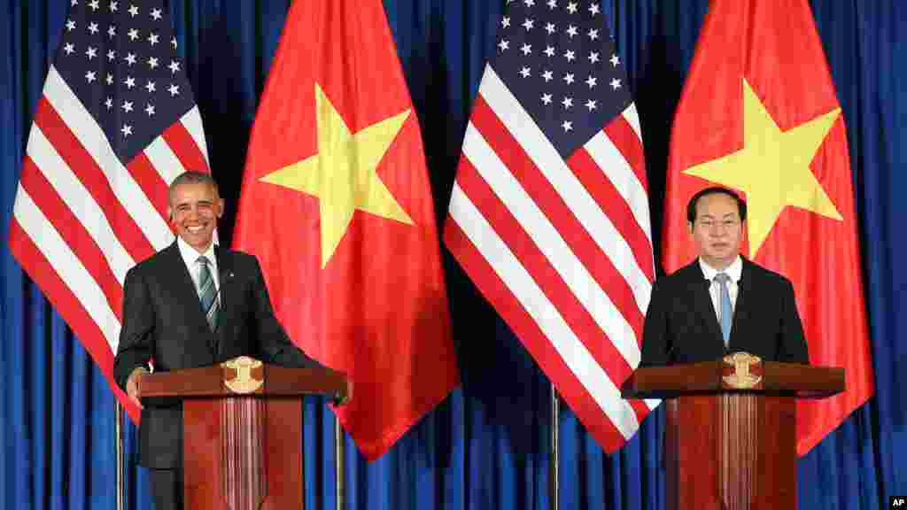 Le Président du Vietnam Tran Dai Quang, et le président américain Barack Obama lors d'une conférence de presse à Hanoi, au Vietnam, le 23 mai 2016.
