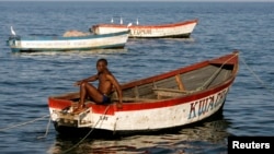 Un pêcheur prépare son bateau sur le lac Malawi, le 14 mai 2008.