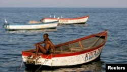 Un pêcheur prépare son bateau sur le lac Malawi, le 14 mai 2008.