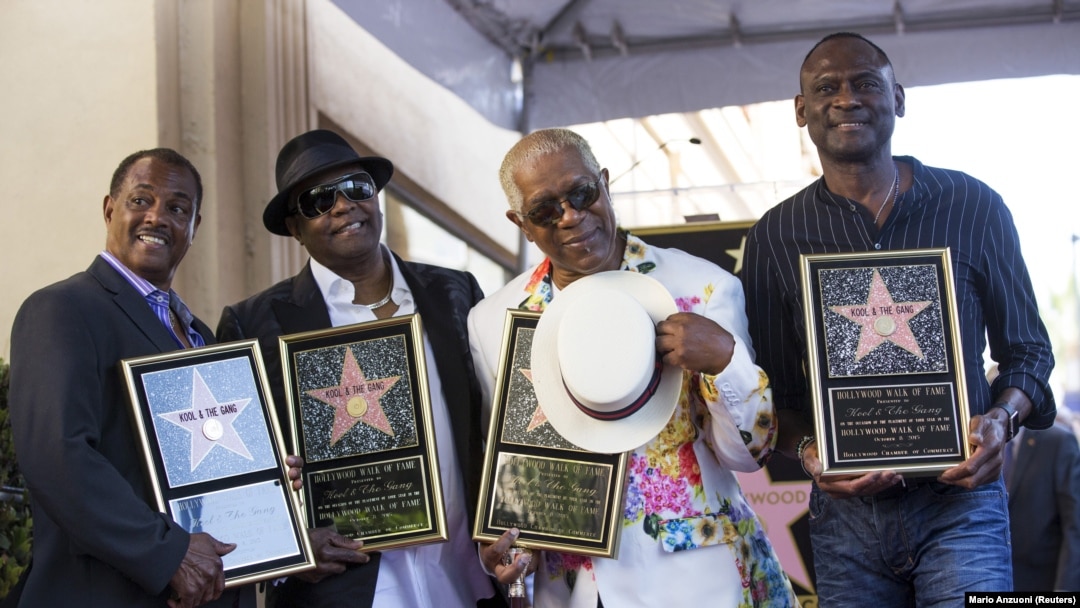 Grup musik "Kool & the Gang", Ronald Bell, Robert "Kool" Bell, Dennis Thomas dan George Brown (kiri) berpose setelah memperkenalkan bintang mereka di Hollywood Walk of Fame di Los Angeles, California, 8 Oktober 2015. (Foto: : REUTERS/Mario Anzuoni)