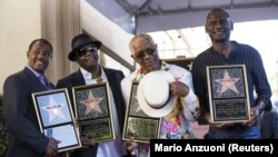 Grup musik "Kool & the Gang", Ronald Bell, Robert "Kool" Bell, Dennis Thomas dan George Brown (kiri) berpose setelah memperkenalkan bintang mereka di Hollywood Walk of Fame di Los Angeles, California, 8 Oktober 2015. (Foto: : REUTERS/Mario Anzuoni)