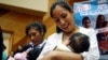 Mujeres amamantan a sus bebés durante un concurso organizado por el Ministerio de Salud peruano. Lima, Perú, 26-8-16.