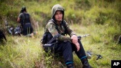 Juliana, una rebelde para el Frente 36 de las Fuerzas Armadas Revolucionarias de Colombia (FARC), descansa de una caminata en el noroeste de los Andes de Colombia, en el estado de Antioquia, el 6 de enero de 2016.