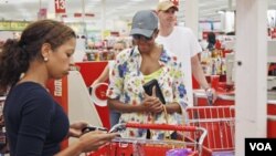 Con gafas oscuras y gorra de beisbol, la señora Obama hizo fila en la tienda ubicada a unos minutos de la Casa Blanca, en Alexandria, Virginia.