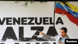 El presidente encargado de Venezuela, Juan Guaidó, participa en una reunión con mujeres simpatizantes de su gestión en Caracas, el 18 de noviembre de 2020.