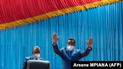 Christophe Mboso Nkodia accueille ses collègues à l'Assemblée nationale à Kinshasa, République démocratique du Congo, le 3 février 2021.