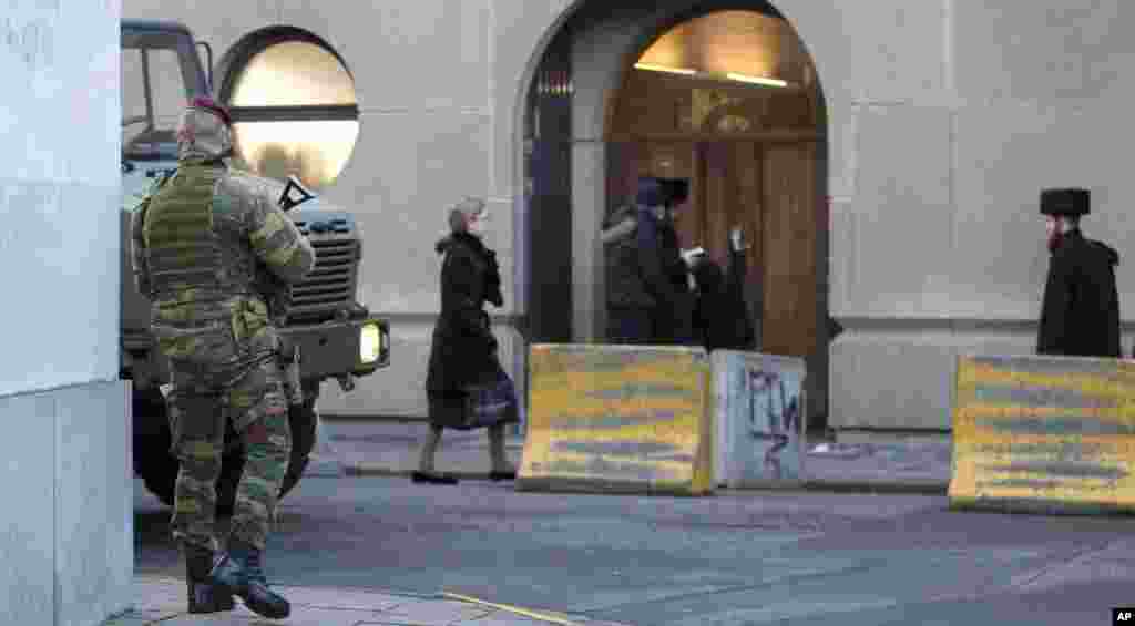 تقریباً تین سو فوجی امریکی اور اسرائیلی سفارتخانوں، نیٹو اور یورپی یونین کی تنصیبات کے تحفظ کے لیے تعینات رہیں گے۔