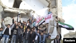 Demonstracije protiv predsednika Asada održane posle današnje podnevne molitve u gradu Kafranbel, nedaleko od Idliba