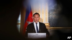 Cambodian Prime Minister Hun Manet talks to French President Emmanuel Macron during a joint statement at the Elysee Palace in Paris, Thursday, Jan.18, 2024. (Mohammed Badra, Pool via AP)