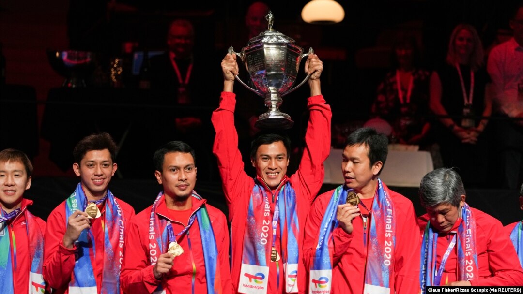 Para pemain bulu tangkis nasional mengangkat piala setelah memenangkan Piala Thomas. (Foto: Claus Fisker/Ritzau Scanpix via REUTERS)