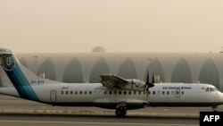 ເຮືອບິນ ATR-72 ທີ່ຜະລິດໃນປະເທດ ຝຣັ່ງ ຂອງສາຍການບິນ ອາເຊມານ ຂອງ ອີຣ່ານ ຈອດຢູ່ທາງແລ່ນ ທີ່ສະໜາມບິນ ດູໄບ, 29 ກໍລະກົດ, 2008.