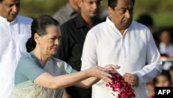 Bà Sonia Gandhi dự lễ tưởng niệm sinh nhật của ông Mahatma Gandhi tại New Dehli, ngày 2/10/2011