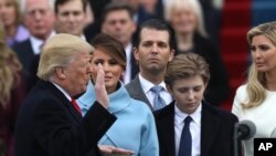 Donald Trump proclame le 20 janvier 2017, date de son investiture, "journée nationale du dévouement patriotique", pour "renforcer nos liens entre nous et avec notre pays". 