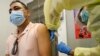 Seorang petugas kesehatan memberikan vaksin cacar monyet kepada seorang pria di sebuah klinik vaksin di New York, pada 19 Agustus 2022. (Foto: AP/Mary Altaffer)
