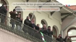 La bandera de los rebeldes es izada en la embajada de Siria en Moscú