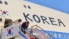 이재명 대통령 부부가 21일 미국 뉴욕으로 향하는 전용기 탑승에 앞서 환송객들에게 인사하고 있다. (출처:청와대)
