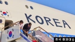 이재명 대통령 부부가 21일 미국 뉴욕으로 향하는 전용기 탑승에 앞서 환송객들에게 인사하고 있다. (출처:청와대)
