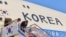 이재명 대통령 부부가 21일 미국 뉴욕으로 향하는 전용기 탑승에 앞서 환송객들에게 인사하고 있다. (출처:청와대)
