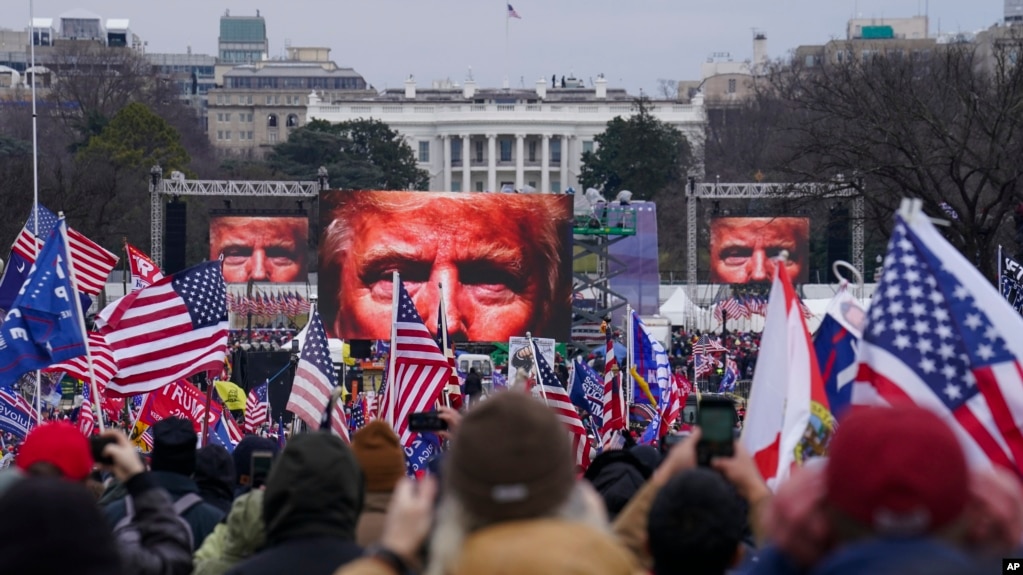 ARCHIVO - Partidarios de Trump participan en un mitin el 6 de enero de 2021 en Washington. Poco después, miles invadirían de manera violenta el cercano Capitolio.