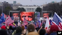 ARCHIVO - Partidarios de Trump participan en un mitin el 6 de enero de 2021 en Washington. Poco después, miles invadirían de manera violenta el cercano Capitolio.