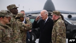 Predsednik SAD Džo Bajden u vojnoj bazi Dover u Delaveru, gde je sa porodicama dočekao tela troje stradalih američkih vojnika u bazi u Jordanu (Roberto SCHMIDT / AFP)
