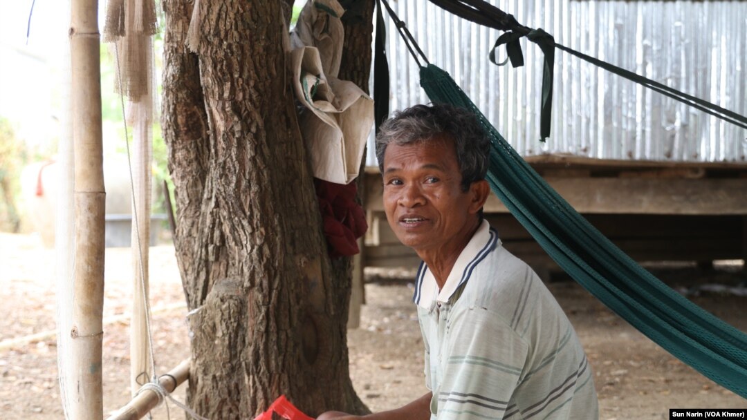 លោក ស៊ិន តឿ ពលរដ្ឋ​រស់នៅ​ក្នុងស្រុកមង្គលបុរី ខេត្តបន្ទាយ​មានជ័យ។ (ស៊ុន ណារិន/វីអូអេ)