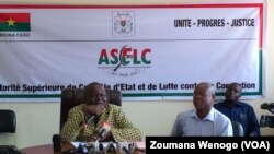 Luc Marius Ibriga, président de l'Autorité supérieure de contrôle d'Etat et de lutte contre la corruption au Burkina (ASCE_LC) et son secrétaire général Ousmane Jean-Pierre Siribié, lors de la publication d'un rapport, à Ouagadougou, Burkina, 19 octobre 2017. (VOA/Zoumana Wenogo).