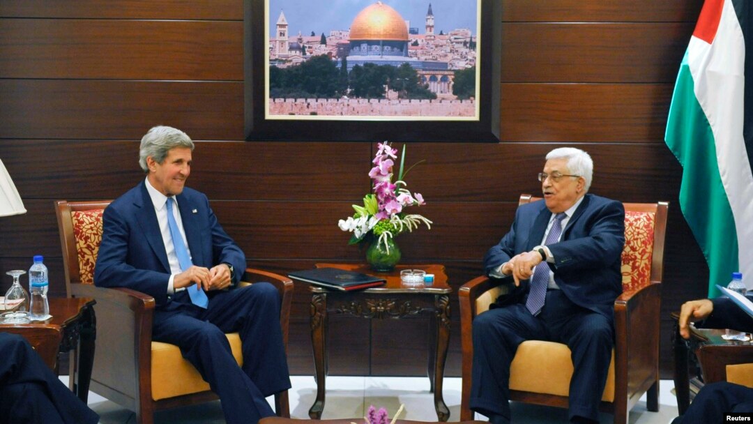 Ngoại trưởng Mỹ John Kerry (trái) hội đàm với Tổng thống Palestine Mahmoud Abbas tại thành phố Ramallah ở Bờ Tây, ngày 19/7/2013.