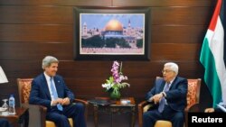 John Kerry (à g.) et le président palestinien Mahmoud Abbas à Ramallah vendredi