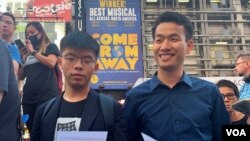 梁繼平(右)9月15日與黃之鋒一起到紐約時報廣場高唱榮光歸香港的歌曲。(美國之音中文部)