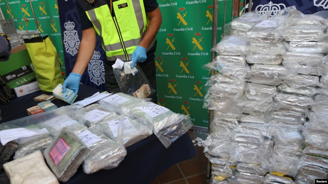 Polisi di Markas Kepolisian di Malaga, Spanyol, memperlihatkan sebagain dari kokain seberat 6 ton, uang, dan barang bukti lainnya dalam operasi penggerebekan jaringan narkoba, 25 Oktober 2018.
