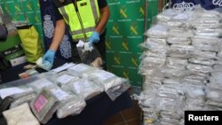 Polisi di Markas Kepolisian di Malaga, Spanyol, memperlihatkan sebagain dari kokain seberat 6 ton, uang, dan barang bukti lainnya dalam operasi penggerebekan jaringan narkoba, 25 Oktober 2018.
