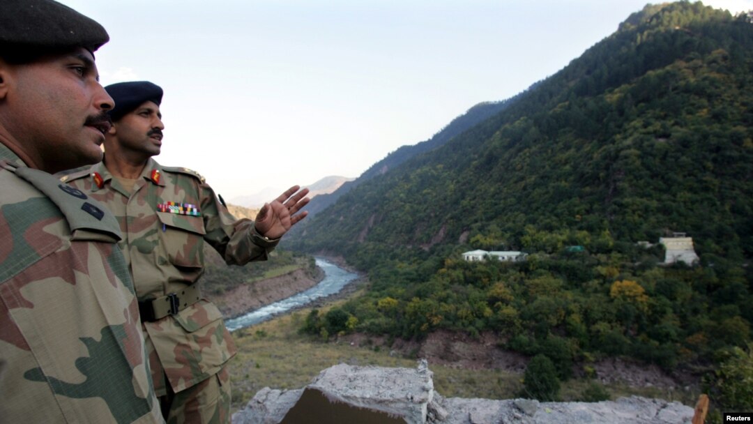 Dua tenatara Pakistan mengawasi kawasan perbatasan dengan India di Chakothi, Kashmir-Pakistan (foto: dok). Pakistan mengatakan tentara India telah menewaskan seorang tentaranya. 