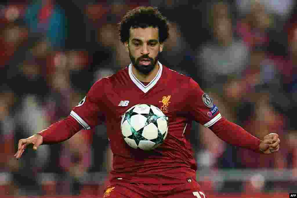 Le milieu de terrain égyptien de Liverpool Mohamed Salah contrôle le ballon lors d'un match de football entre Liverpool et le NK Maribor à Anfield, le 1er novembre 2017.