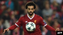 Mohamed Salah controlant le ballon lors d'un match entre Liverpool et Maribor à Anfield, Liverpool le 1er novembre 2017.