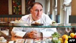 El chef español José Andrés en su restaurante Minibal en Washington D.C.